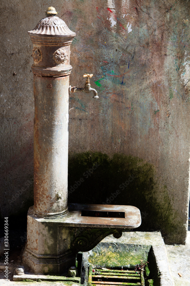 Pitigliano (GR), Italy - June 12, 2017: A fountain in the historic hilltop in Pitigliano village, Grosseto, Tuscany, Italy Pitigliano (GR), Italy - June 12, 2017: A fountain in the historic hilltop in Pitigliano village, Grosseto, Tuscany, Italy