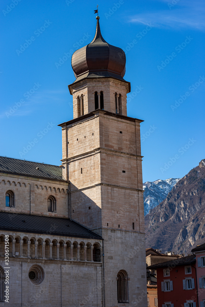 Obraz premium Closeup of the San Vigilio Cathedral (Duomo di Trento, 1212-1321) with the bell tower. In the background the Alps in winter, Trento, Trentino-Alto Adige, Italy, Europe