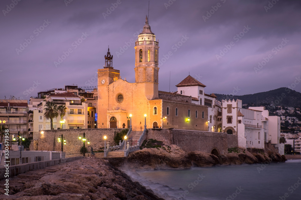 Iglesia de la población costera de Sitges al atardecer (Cataluña, España).