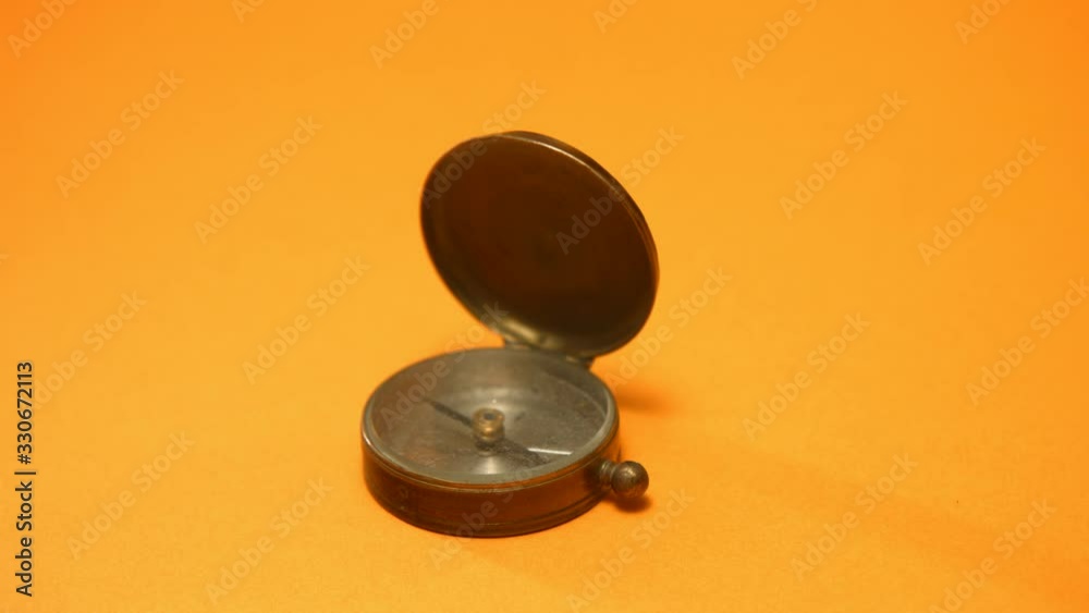 Boussole sur fond orange