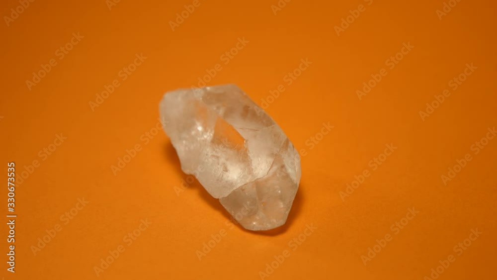 Cristal sur fond orange