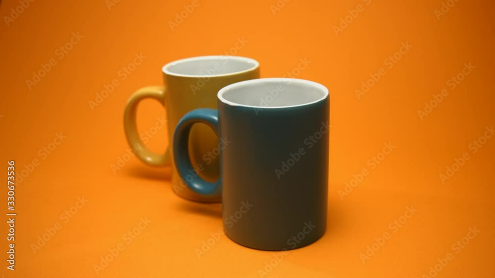 Deux tasses sur fond orange