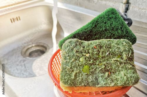 Scrub sponge for cleaning kitchen utensils and various surfaces On the sink. Invisible dirt Such as bacteria or fungi.  , Should be exposed to the sun and wind.