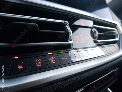 Car elements. Temperature control device on car center console © PaulShlykov
