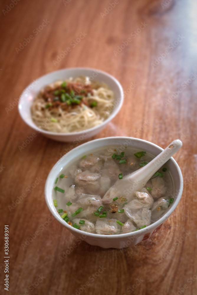 The cooking process of Chinese traditional snacks, noodles served with soy sauce and pansit The cooking process of Chinese traditional snacks, noodles served with soy sauce and pansit