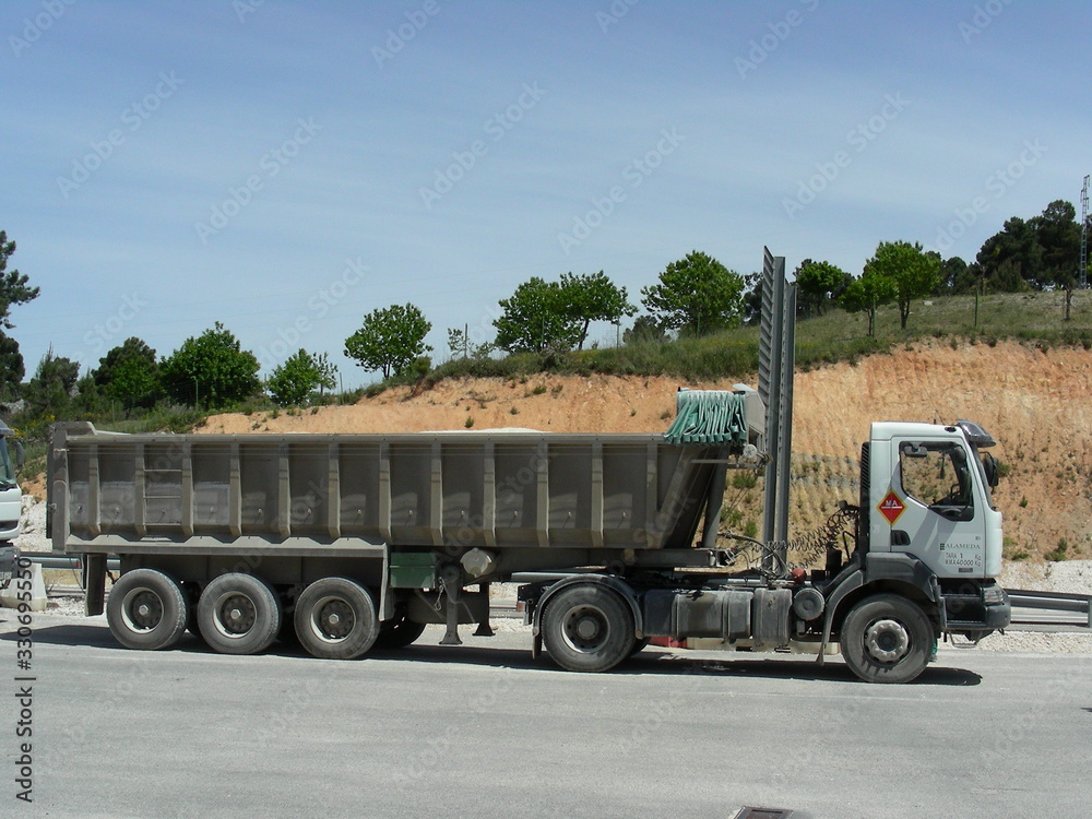 Obraz premium Semi Trailer Empty Truck on a Street
