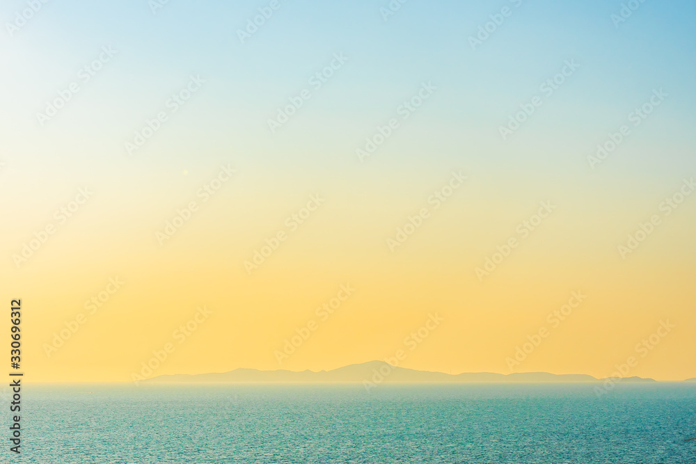 Obraz premium Beautiful sunset or sunrise around sea ocean bay with cloud on sky