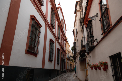 Fototapeta Naklejka Na Ścianę i Meble -  Narrow street in Seville, Spain