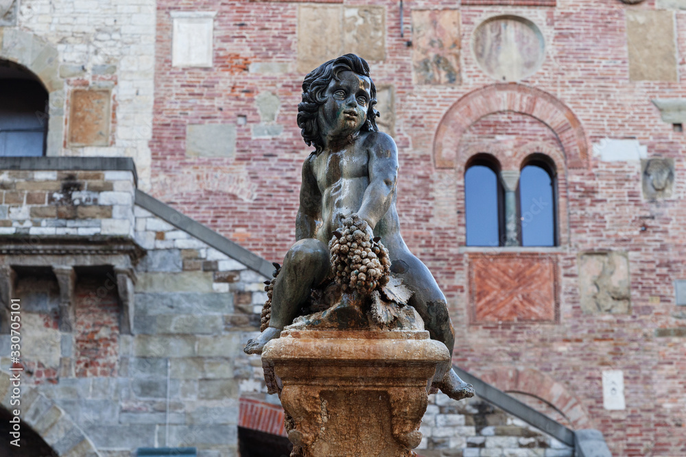 scultura della fontana ente al turismo Prato