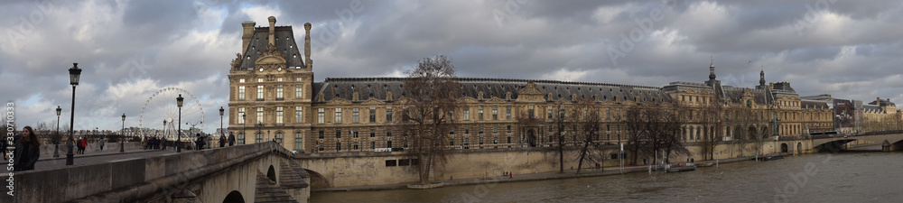 Panoramique - Paris, France : le pont Royal enjambe la Seine face au Louvre.