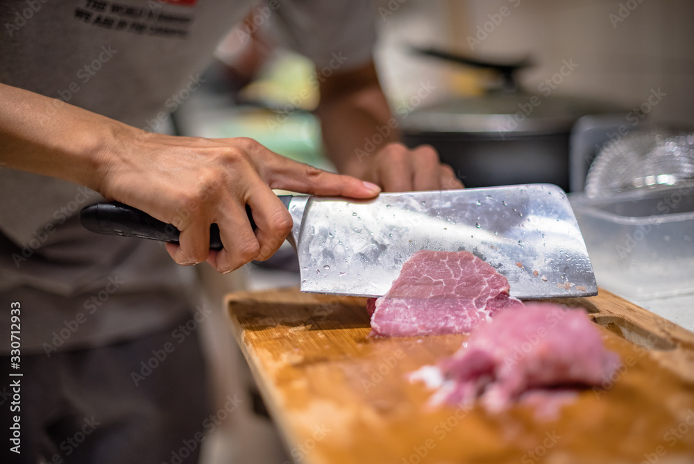 During the family dinner on weekends, wash and cook in the kitchen During the family dinner on weekends, wash and cook in the kitchen