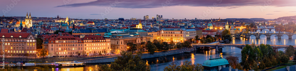Weites Panorama der beleuchteten Stadtlandschaft von Prag, Tschechische Republik, am Abend mit zahlreichen Sehenswürdigkeiten und der Moldau