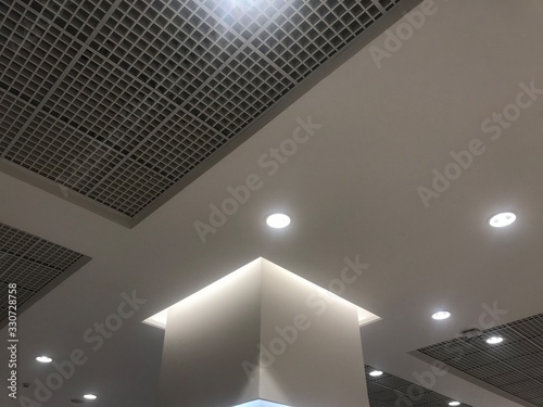 Foto Suspended Grid false ceiling with gypsum bulkhead design and column coves with