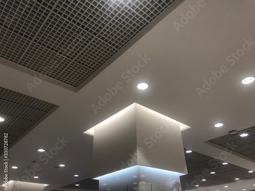 Valokuva Macro Suspended Grid false ceiling with gypsum bulkhead design and column coves