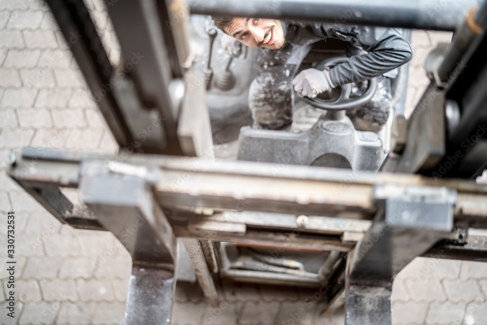 freundlicher Staplerfahrer bei der Arbeit freundlicher Staplerfahrer bei der Arbeit