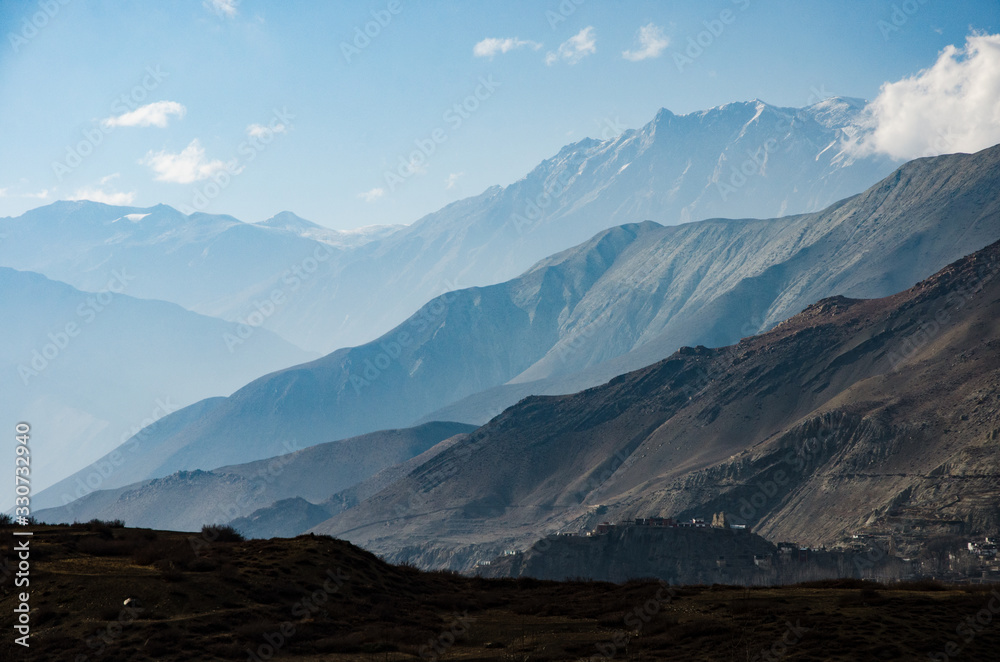 Montañas de diferentes alturas con diversos tonos en el Himalaya