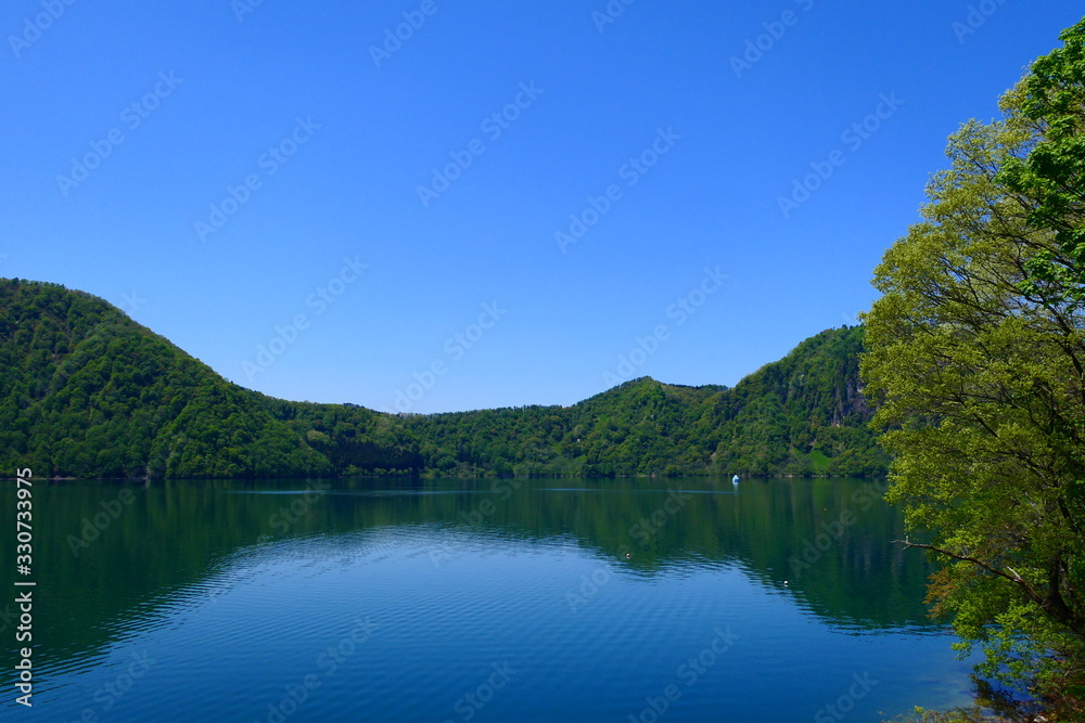 初夏の沼沢湖。金山、福島、日本。5月中旬。