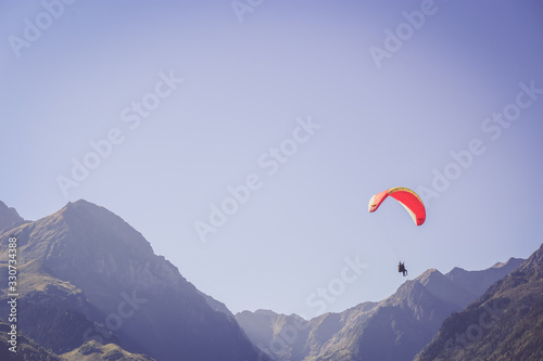 Bild auf Leinwand Parapente dans les pyrénées françaises