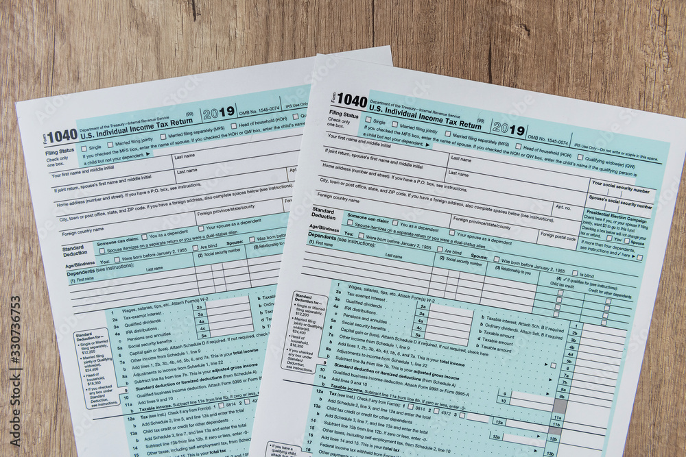 Obraz premium 1040 tax form close up on desk. tax time. taxes concept.