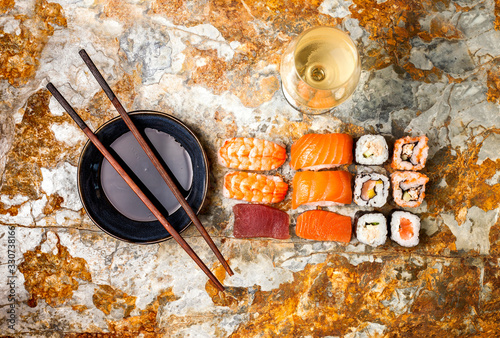 Porciones de sushi con soja con fondo de textura