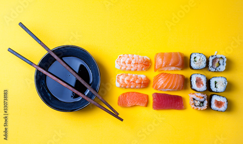 Varias porciones de Sushi ordenadas con salsa de soja 