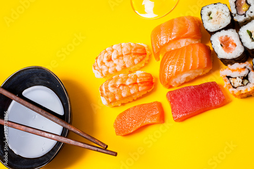 Varias porciones de Sushi con salsa de soja