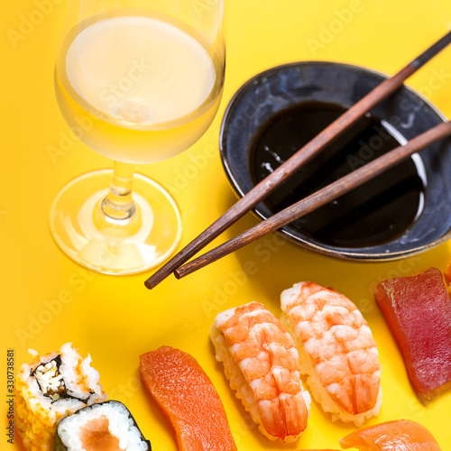 Sushi con salsa de soja y copa de vino