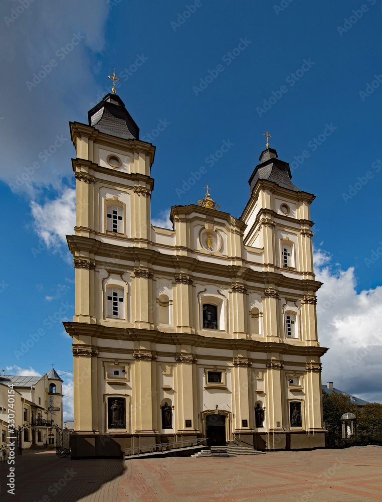 Obraz premium Heilig-Pokrowski-Kathedrale in Iwano-Frankiwsk in der Ukraine 