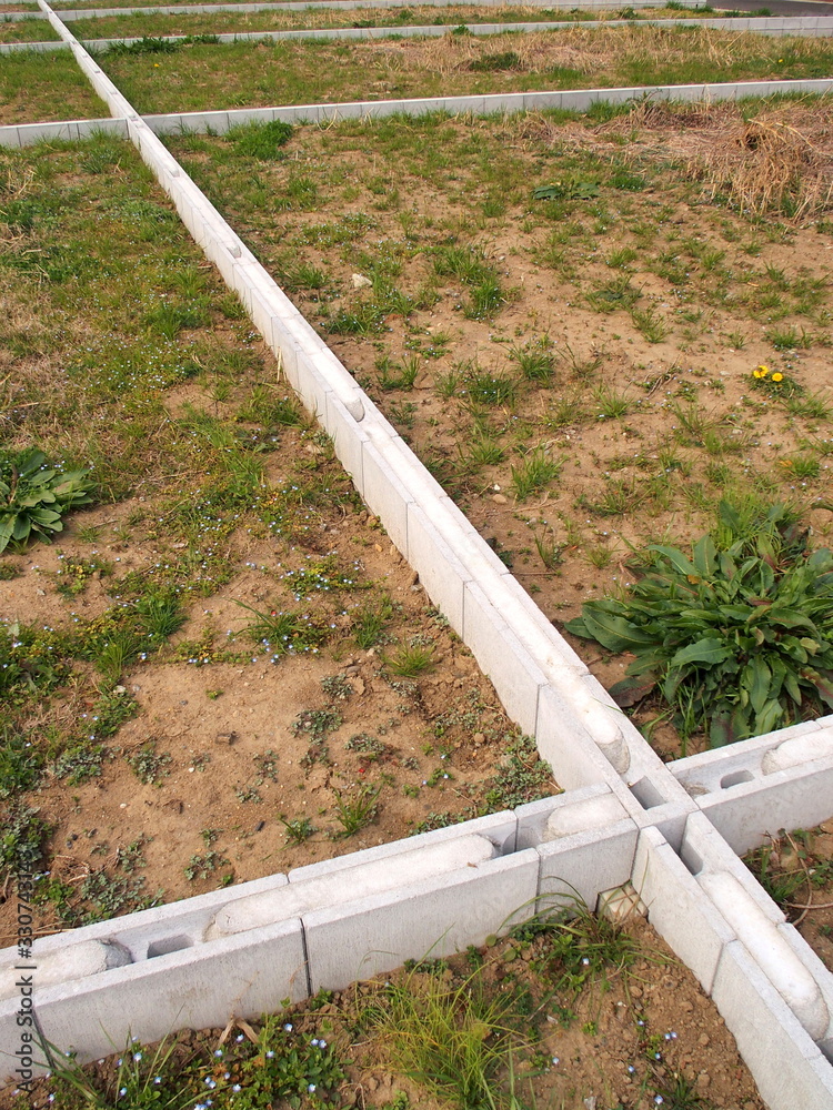 Fototapeta premium 早春の郊外の宅地分譲地風景