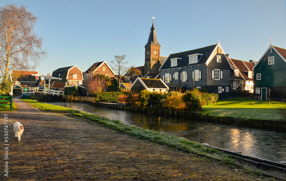Marken un pueblo antiguo de pescadores  precioso  al norte de Ámsterdam