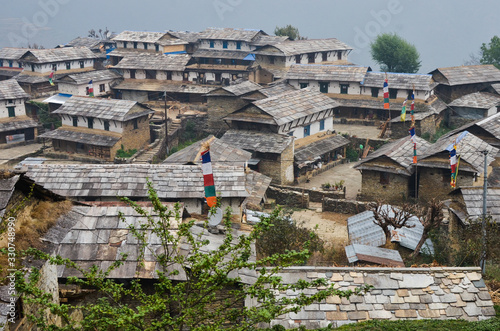 Casas de adobe y tejados de piedra en el pueblo de Ghandruk en Nepal photo