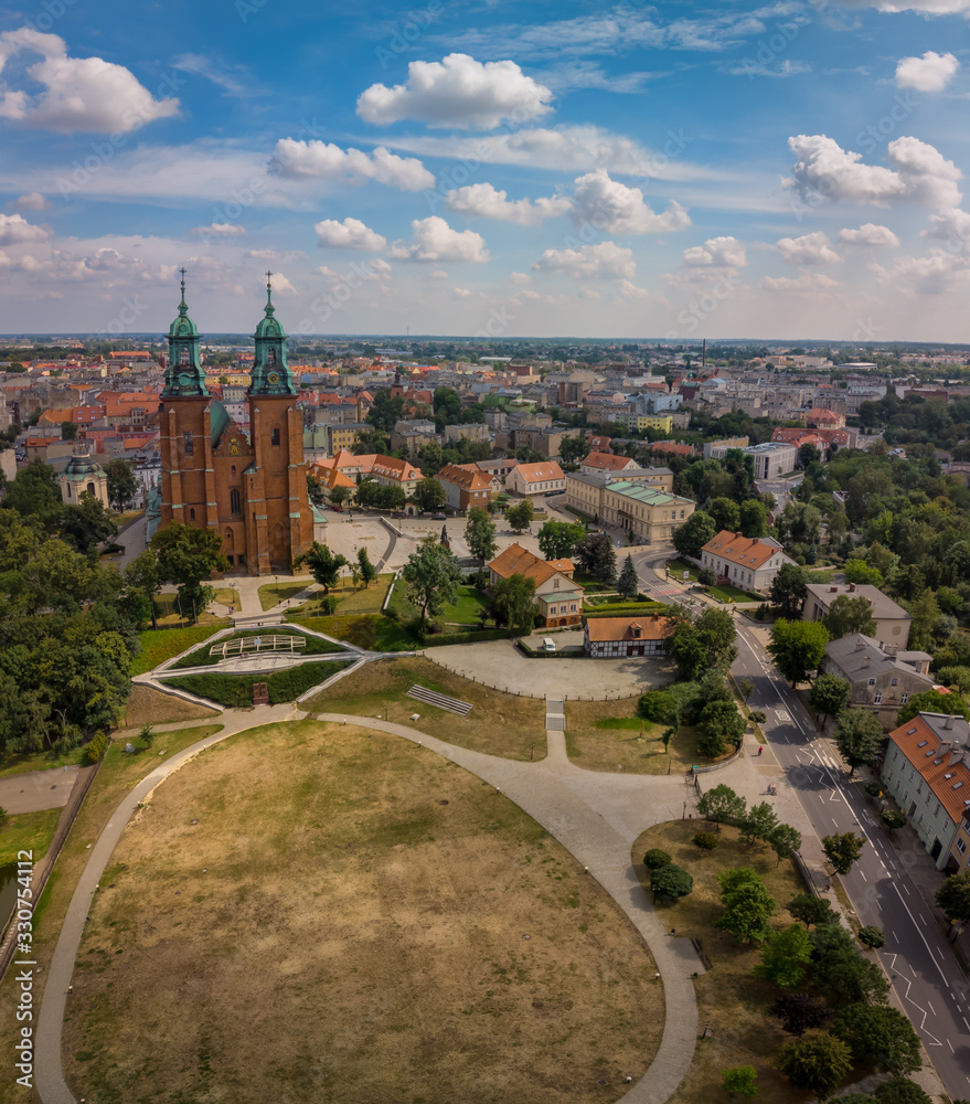 Naklejka premium Katedra i śródmieście w Gnieźnie, z lotu ptaka