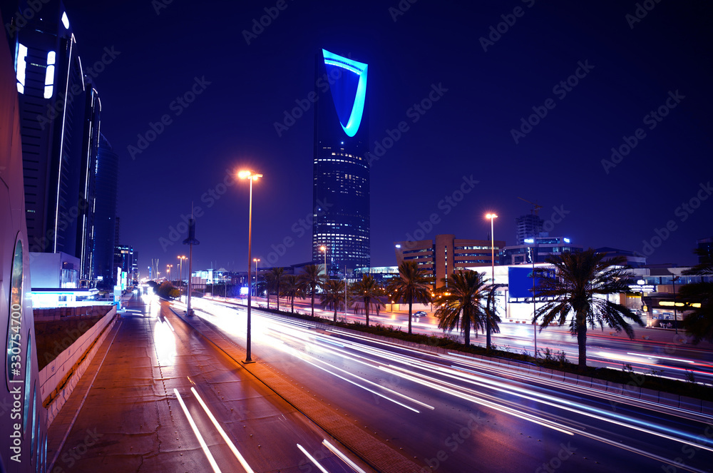 Riyadh, Saudi Arabia’s capital and main financial hub-King Fahad Road at night - obrazy, fototapety, plakaty 