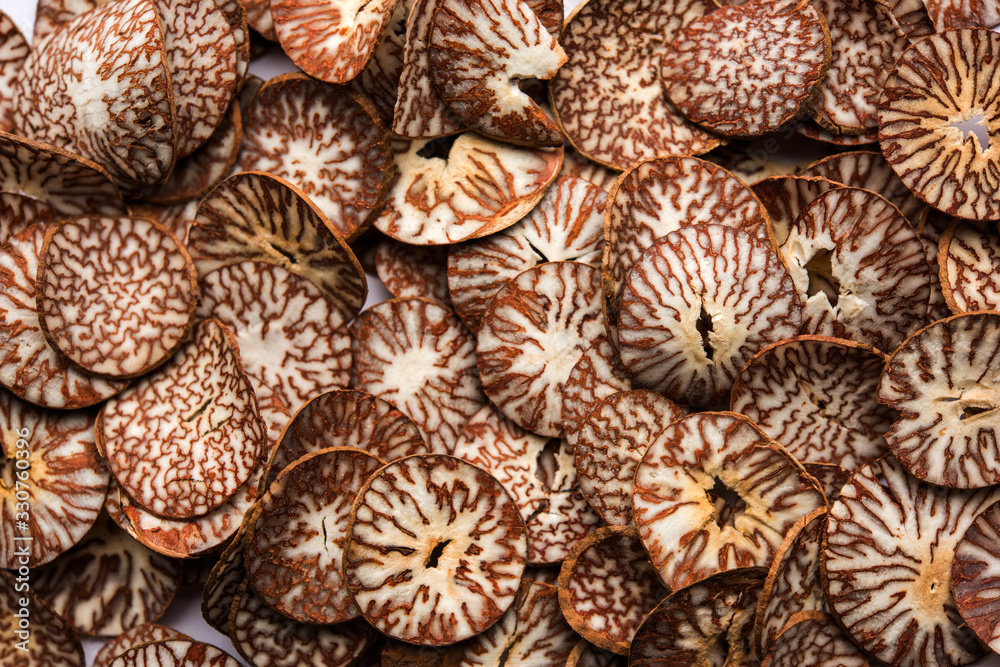 Φωτογραφία Betel nut chips in a bowl also known as slices of supari in india, used in Paan
