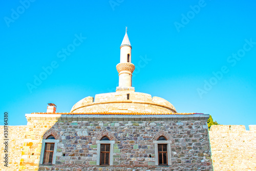 Inside the Cimenlik Castle, various sized cannons, cannon carts, anti-tank guns, mines and remnants from the sea are exhibited. War remains from March 18, 1915.