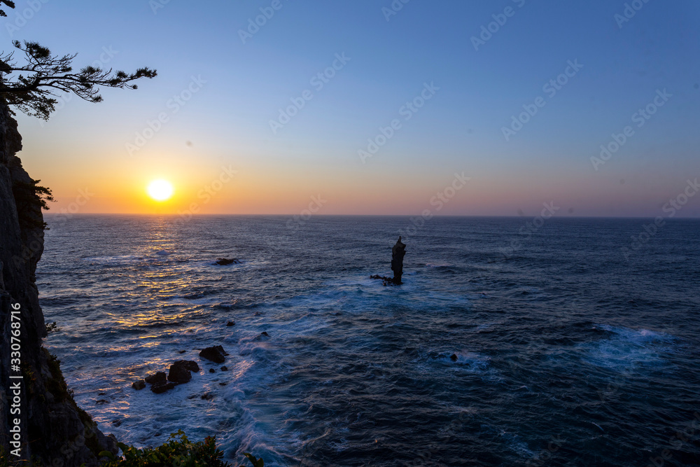 島根県隠岐の島のローソク岩夕景