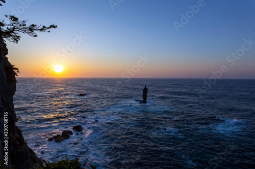 島根県隠岐の島のローソク岩夕景