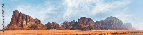 Tableau sur toile Panorama of Seven Pillars of Wisdom rock formation as seen from visitor centre i