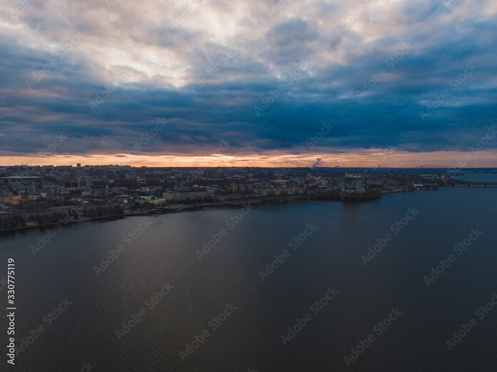 Fototapeta premium закат в городе с высоты, sunset in the city from above