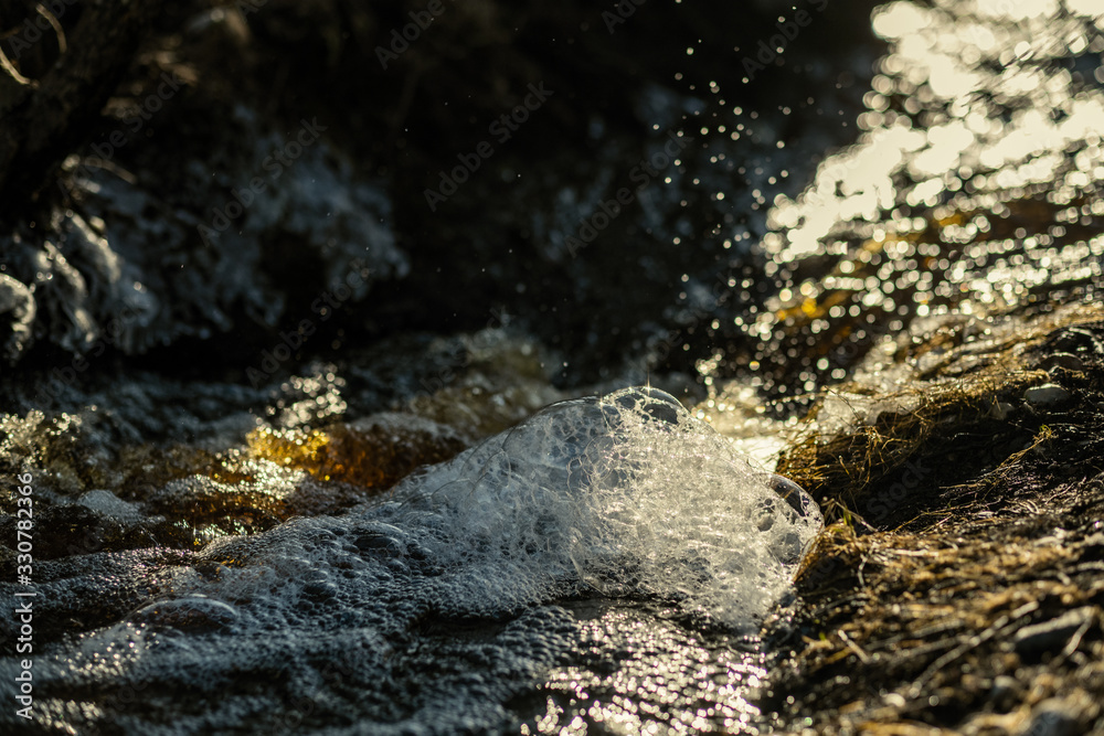 Obraz premium waves crushing on the rocks on beach