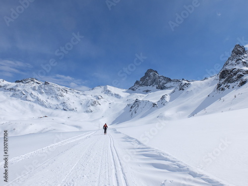 Skieurs de ski de randonnée et alpiniste en montagne qui skient sur la neige et la glace en plein soleil des alpes dans le Queyras de saint Véran
