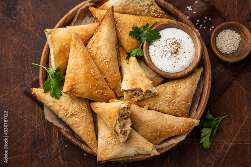 Konstfotografi Freshly  baked samosa pasties with meat