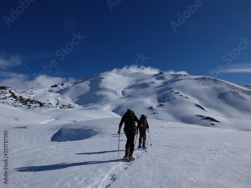 Skieurs de ski de randonnée et alpiniste en montagne qui skient sur la neige et la glace en plein soleil des alpes dans le Queyras de saint Véran © Ourson+