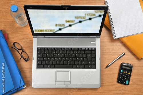 Concept de travail en ligne avec un ordinateur portable 