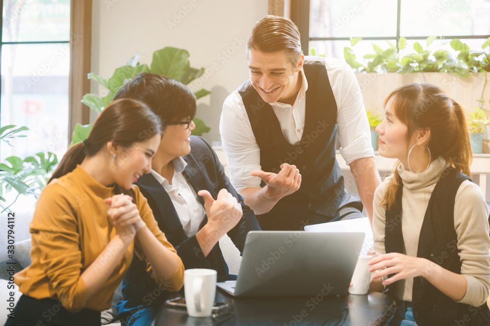 Obraz premium Successful business group of people at work in co-working space office