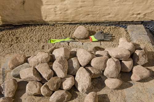 Pavement rocks, stones and paving stones, manual work