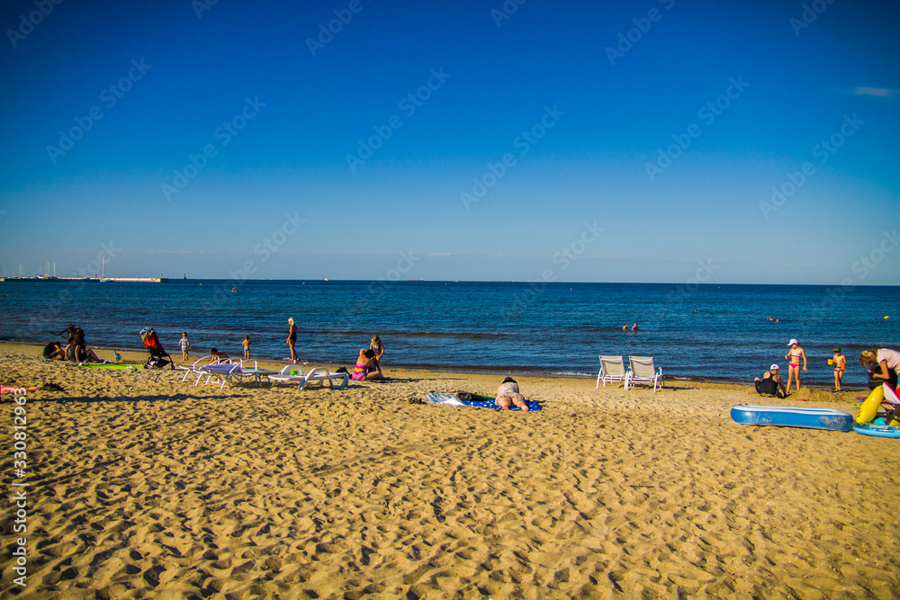 opalanie się na plaży polskiego morza