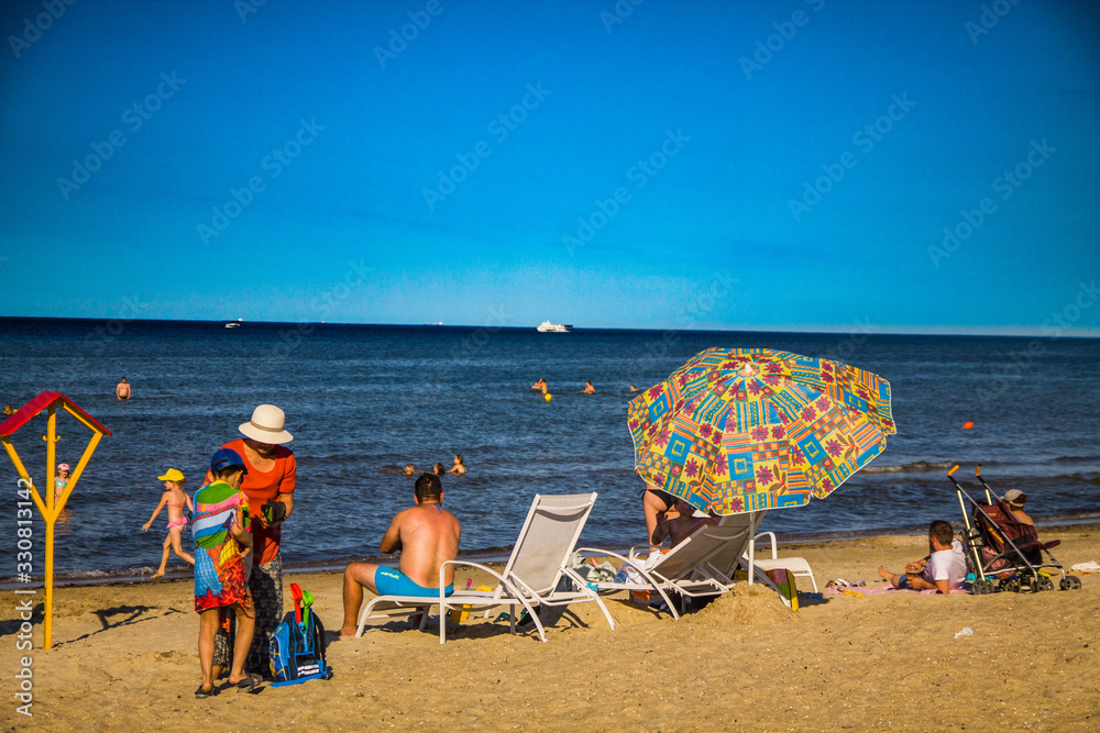 Fototapeta premium opalanie się brzeg morza bałtyckiego