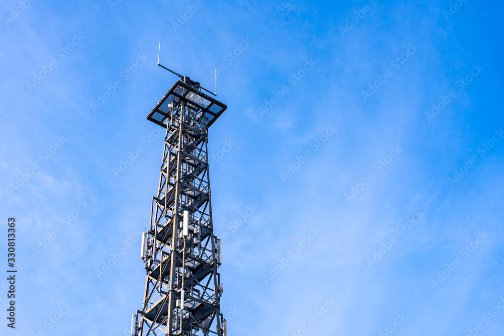 Sendemast in Deutschland vor blauem Himmel. Sendemast in Deutschland vor blauem Himmel.