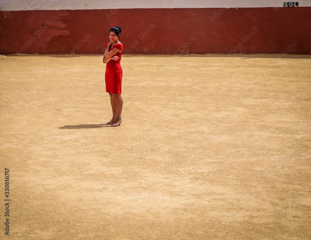 Mujer con vestido rojo dentro de la plaza de toros de Mijas 